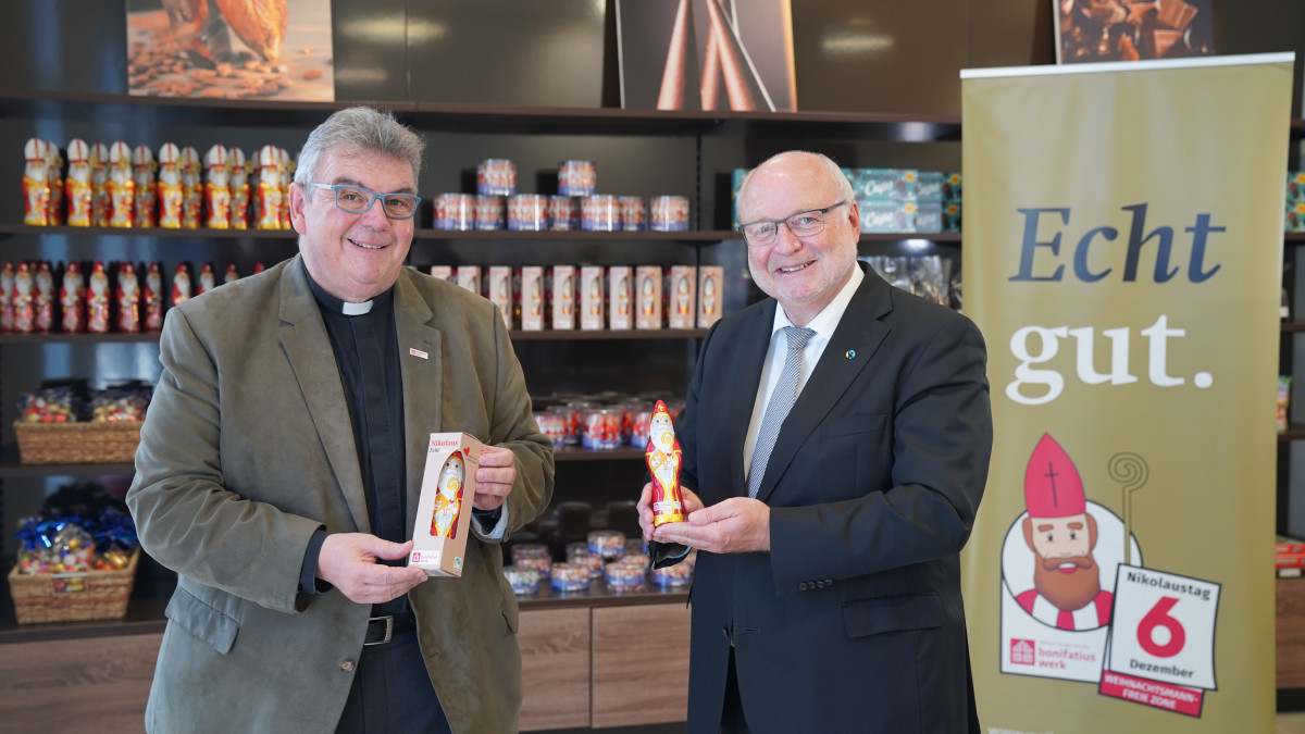 Monsignore Georg Austen (Generalsekretär des Bonifatiuswerks, li.) und Peter Riegelein (Geschäftsführender Gesellschafter der Confiserie Riegelein) präsentieren gemeinsam den neuen Schokoladen-Nikolaus. (Foto: Jana Goldbach)
Monsignore Georg Austen (Generalsekretär des Bonifatiuswerks, li.) und Peter Riegelein (Geschäftsführender Gesellschafter der Confiserie Riegelein) präsentieren gemeinsam den neuen Schokoladen-Nikolaus. (Foto: Jana Goldbach)