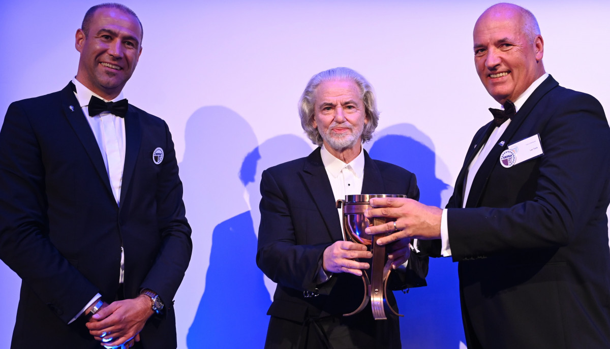 Leo Tanis (re.), Inhaber der Tanis Confectionery B.V. und Vorsitzender des European Candy Kettle Club, und Stellvertreter Thomas Bischof (Bühler Group) überreichen Dr. Hermann Bühlbecker den Award. (Foto: ECKC) Leo Tanis (re.), Inhaber der Tanis Confectionery B.V. und Vorsitzender des European Candy Kettle Club, und Stellvertreter Thomas Bischof (Bühler Group) überreichen Dr. Hermann Bühlbecker den Award. (Foto: ECKC)