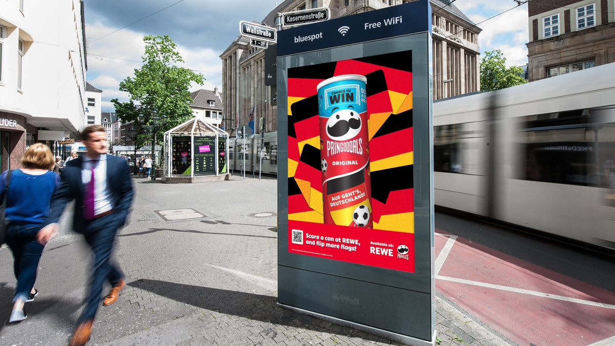 Auf der Seite flipflag.live können Fans für insgesamt sieben Vorrundenspiele abstimmen, welche Flagge auf den von Pringles gebuchten Digitalwerbeflächen zu sehen sein soll. (Foto: Pringles) Auf der Seite flipflag.live können Fans für insgesamt sieben Vorrundenspiele abstimmen, welche Flagge auf den von Pringles gebuchten Digitalwerbeflächen zu sehen sein soll. (Foto: Pringles)
