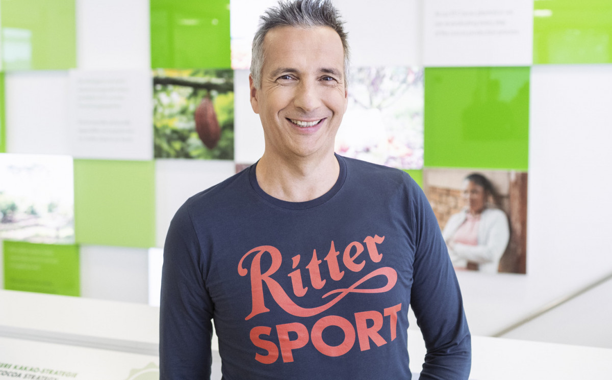 Andreas Ronken, CEO der Alfred Ritter GmbH & Co KG, sagt über die Firmenstrategie: „Unser Antrieb ist es, das Richtige zu tun, um richtig gute Schokolade zu machen. Das Ergebnis ist eine moderne Marke, die Lebensfreude und Verantwortung verbindet und damit den Nerv der Zeit trifft.“ (Foto: Alfred Ritter GmbH & Co. KG) Andreas Ronken, CEO der Alfred Ritter GmbH & Co KG, sagt über die Firmenstrategie: „Unser Antrieb ist es, das Richtige zu tun, um richtig gute Schokolade zu machen. Das Ergebnis ist eine moderne Marke, die Lebensfreude und Verantwortung verbindet und damit den Nerv der Zeit trifft.“ (Foto: Alfred Ritter GmbH & Co. KG)