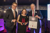 Bastian Fassin (Vorsitzender AISM, li.) und Gerald Böse (Vorsitzender der Geschäftsführung Koelnmesse) überreichten Majlen Fazer den ISM Award 2023 im Rahmen des ISM Dinner im KölnSKY. (Foto: Koelnmesse)