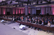 Blick auf den bestens besuchten Kongress-Saal im The Ritz-Carlton Hotel beim 24. Internationalen Süßwaren-Kongress 2024 in Berlin