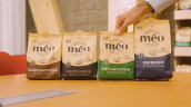 Café Méo’s Kaffeepad-Portfolio verpackt in adapa’s MonoFlow(re) E-type, einer PE-basierten Designed for Recycling Schlauchbeutelfolie. (Bild: adapa)