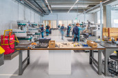 Seit der Gründung des Ausbildungsprogramms im Jahr 1915 haben allein in der Schweiz mehr als 8400 junge Fachkräfte eine Lehre bei Bühler abgeschlossen. (Bild: Bühler Group)