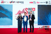 
Jasmine Cheng, Digital Product Manager bei Bühler, Dr. Yang Yong, Innovation Ecosystem Director bei Bühler Greater China, und Mathias Manser, Quality Management Manager Die Casting bei Bühler (von links nach rechts), nahmen die drei Auszeichnungen im Namen von Bühler entgegen. (Bild: Bühler AG)
