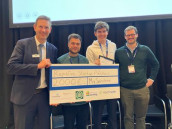 Dem Sieger Ben Schwedhelm von MySpirulina  (2. v. r.) gratulieren Mario Verbeek, RootsCamp (2. v. l.), Lukas von Hoyos Rentenbank (r.) sowie Marcus Vagt, DLG. (Bild: DLG)