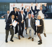 Ausgelassene Freude beim Team von Dachser nach dem Gewinn des Gold-Awards für die Dachser Retail Box (Foto: © dvi/Uwe Niklas)