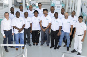 Martin Schlauri, first Head of the African Milling School (links), mit Studierenden der Head Miller-Klasse im Jahr 2019. (Bild: Bühler AG)