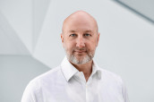 Florian Gmeinwieser ist in seiner Position als Director iba damit für Zukunft und Entwicklung der iba verantwortlich.  (Bild: GHM)