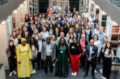Über 80 Teilnehmende trafen sich auf der Mitgliederversammlung des Forum Nachhaltiger Kakao e. V. im Bundesministerium für Landwirtschaft, Ernährung und Heimat in Bonn. Foto: © Forum Nachhaltiger Kakao / Juliane Herrmann (Offenblende Agentur) 