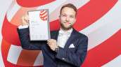 Sebastian Pedroß, Director Partner Program & Manager Product Management Industrial Scales, nahm die Gestaltungstrophäe stellvertretend für das Minebea Intec Team entgegen. (Bild: Minebea)