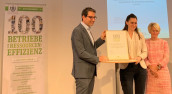 Dr. Andre Baumann, Staatssekretär im Ministerium für Umwelt, Klima und Energiewirtschaft, übergibt den Preis an 
Lisa-Marie Schmidberger, Managerin CSR & Sustainability bei Südpack Verpackungen, und
Valeska Haux (re.), Vice President Strategic Marketing bei Südpack. (Foto: Südpack Verpackungen GmbH & Co. KG)
