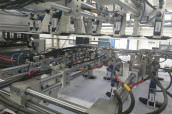 Druck serialisierter Daten über mehrere Nutzen mit wartungsfreien Systemen von REA JET. (Bild: REA Elektronik GmbH)