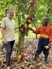 Das Prinzip der Partnerschaften: Frank Geltenbort, Leiter Kakaoeinkauf, und Jones Okyere Darko, Kakaobauer aus Ghana (Foto: Alfred Ritter GmbH & Co. KG)