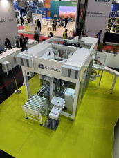 The new Rolà retains the features that made it a benchmark in the sector: it handles the automatic formation of wrap-around cartons in three versions – fully closed, display-style, and open tray – in a compact footprint and with a productivity of up to 40 cartons per minute. (Image: intono)
