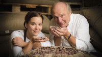 Jean-Paul Burrus (am Pult), Inhaber von Chocolatier Schaal, freut sich mit seinem Team über die Auszeichnung