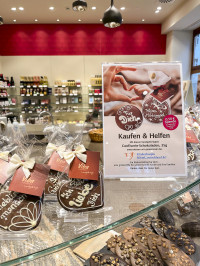 Isabell Tschlenow (li.), die für die Öffentlichkeitsarbeit und Kommunikation des  Kinderhospizes Mitteldeutschland zuständig und zugleich Spendenengel ist, freut sich über den Scheck, den ihr Nadine Knirsch, Hausleitung der Viba Erlebnis-Confiserie Erfurt, überreicht. (Foto: Viba sweets)