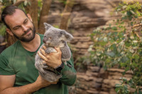 Übergabe der Patenschaftsurkunde an Jung-Geschäftsführer Dennis Dennig (li.) durch Wilhelma-Direktor Dr. Thomas Kölpin (Foto: Wilhelma Stuttgart)