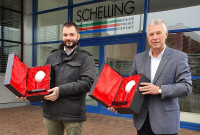 Philippe Dubois (re.), Präsident des Schweizerischen Verpackungsinstituts SVI, übergibt den Preis an Thomas Baumgartner, Leitung Marketing & Verkauf bei der Swiss Pac AG. (Foto: SVI)