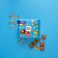 Ritter Sport Haribo Pico-Balla: Die beiden Süßigkeiten-Experten Coraline Lücker (Brand Managerin Haribo) und Fabian Hönig (Brand Manager Ritter Sport) beim süßesten Brand-Swap Deutschlands in der Ritter Sport Schokowerkstatt (Foto: Ritter Sport)