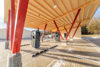Auf dem Parkplatz der Seidl ­Confiserie steht der Carport mit derzeit acht ­Ladepunkten zur Verfügung. (Foto: Seidl Confiserie)