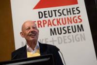 Museumsdirektor Hans-Georg Böcher (li.) im Gespräch mit Heiner Beckmann, Gesellschafter der delta pronatura GmbH. (Foto: Deutsches Verpackungs-Museum)