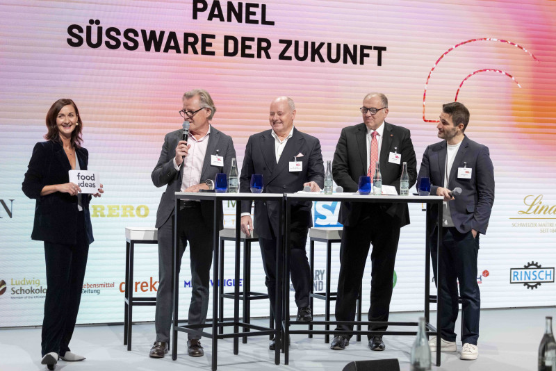 Fachkompetente Talkrunde über die „Süßware der Zukunft – wie sieht der Markt von morgen aus?“: (v. li.) Moderatorin Patrizia Stitz, Volkmar Schwenk (Ferrero Deutschland), Dany Schmidt (Griesson - de Beukelaer), Peters Arnolds (EMD AG) und Adel Hafizovic (Neoh).