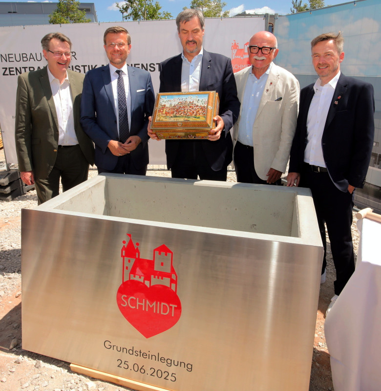 Feierliche Grundsteinlegung: (v. li.): Michael Frieser (MdB Nürnberg-Süd), Nürnbergs Oberbürgermeister Marcus König, Ministerpräsident Dr. Markus Söder, Schmidt-Geschäftsführer Gerd Schmelzer und Dr. Jürgen Brandstetter (Foto: Jürgen Friedrich) Feierliche Grundsteinlegung: (v. li.): Michael Frieser (MdB Nürnberg-Süd), Nürnbergs Oberbürgermeister Marcus König, Ministerpräsident Dr. Markus Söder, Schmidt-Geschäftsführer Gerd Schmelzer und Dr. Jürgen Brandstetter (Foto: Jürgen Friedrich)