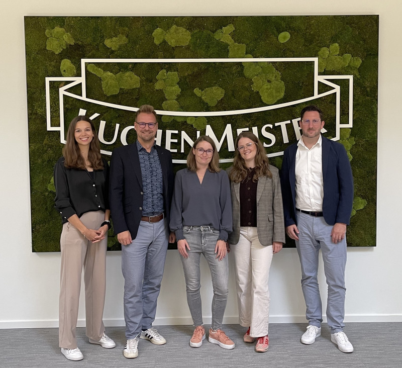 Startschuss für die Talententdecker: (v. li.) Mariel Wegmann (KuchenMeister), Maurice Hempel (FLVW), Meike Lauterjung, Celina Naumann (beide KuchenMeister) und Marcel Brockschmidt (FLVW). Foto: KuchenMeister