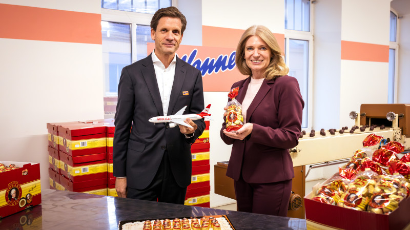 Manner-CEO Dieter Messner und Austrian-CEO Annette Mann freuen sich über das positive Feedback zur Austria Mozartkugel (Foto: © Austrian Airlines/SD)

