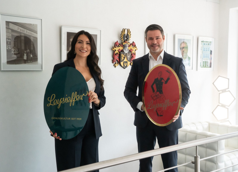 Die Marken Rabbel und Leysieffer unter einem Dach vereint: Zum Juli 2025 hat die Westerkappelner Confiserie Rabbel sämtliche Markenrechte weltweit für die Marke Leysieffer übernommen. Mehtap und Christian Rabbel freuen sich darauf, neue Vertriebspotenziale zu nutzen. (Foto: Confiserie Rabbel) 