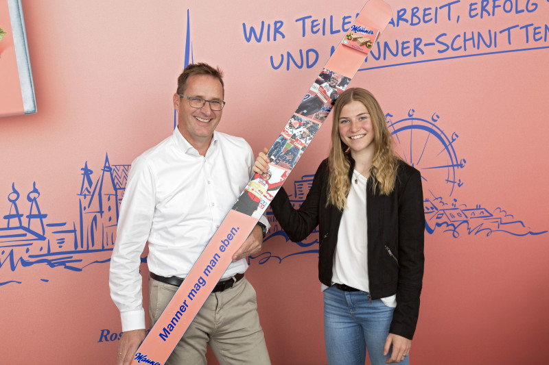 Für CEO Mag. Andreas Kutil passt Sara Marita Kramer perfekt in die Skisprung-Familie von Manner (Foto: Manner)