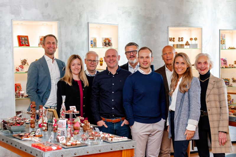 Zwei Unternehmerfamilien, die gemeinsame Werte teilen und diesselbe Mission verfolgen: (v. li.) Henk-Jan Huurman, Viktoria Windel, Fred
Windel, Sjaak Huurman, Oliver Santelli, Jannik
Windel, Bas Huurman, Ellen Huurman und
Johanna Huurman.