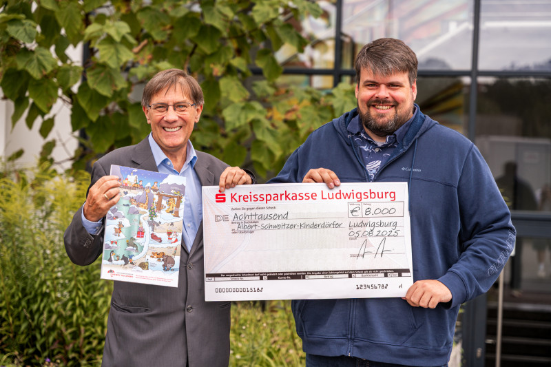 Jung-Geschäftsführer Dennis Dennig (re.) mit Wolfgang Bartole, Vorstand für Wirtschaft und Finanzen beim Albert-Schweitzer-Kinderdorf Baden-Württemberg (Foto: Jung since 1828) 