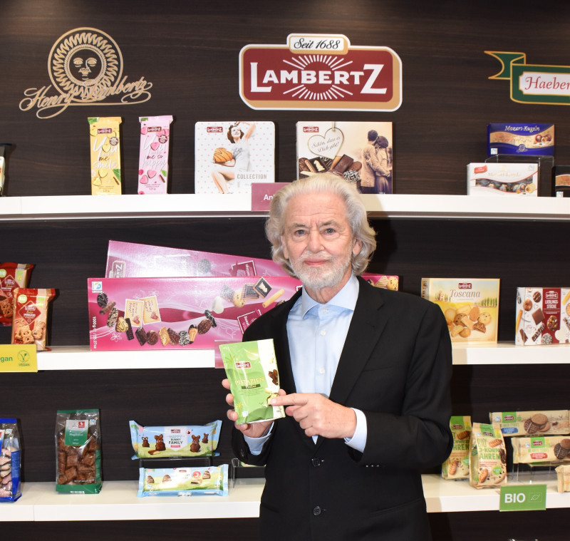 Dr. Hermann Bühlbecker zeigt das neue Pistazien Praliné mit Flakes, Pistazien und einer  zart schmelzenden Pistaziencreme, umhüllt von feiner Vollmilchschokolade.
