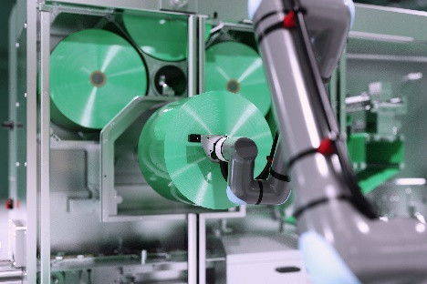 Touchless Automation:
Manuelle Eingriffe werden auf ein Minimum reduziert und nicht wertschöpfende Tätigkeiten konsequent automatisiert. Das ermöglicht lange, unterbrechungs-freie Maschinenlaufzeiten. (Bild: Syntegon)
