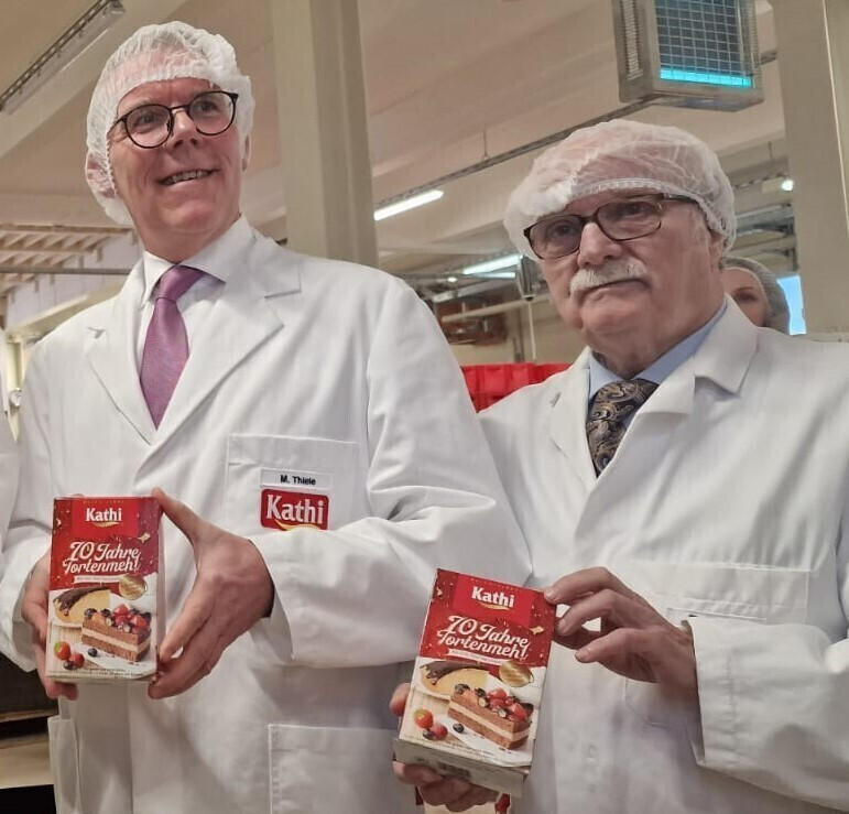 Geschäftsführer Marco Thiele (li.) und Rainer Thiele, zuletzt Beiratsvorsitzender von Kathi Rainer Thiele, bei der Feier zum 70-jährigen Jubiläum. (Foto: Kathi)