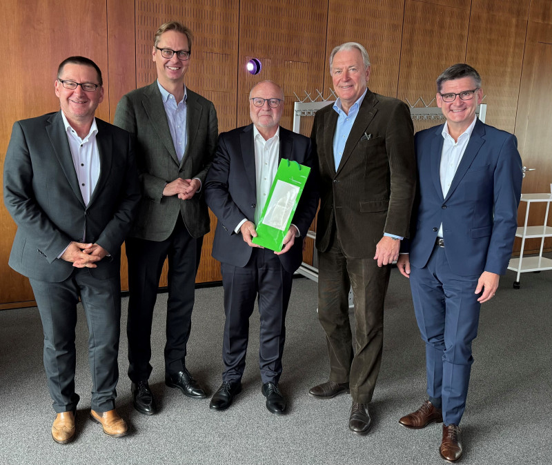 Dank und Anerkennung bei der Verabschiedung:  (v. li.) Ulrich Zuenelli (stellvertretender Vorsitzender des AISM),  Bastian Fassin (Vorsitzender des AISM), Peter Riegelein, Gerald Böse (Vorsitzender der Geschäftsführung der Koelnmesse) und Oliver Frese (Geschäftsführer der Koelnmesse). Foto: BDSI