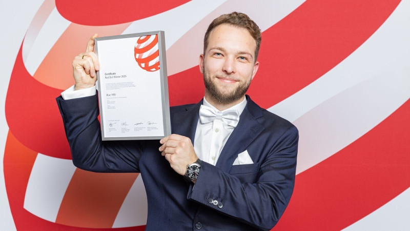 Sebastian Pedroß, Director Partner Program & Manager Product Management Industrial Scales, nahm die Gestaltungstrophäe stellvertretend für das Minebea Intec Team entgegen. (Bild: Minebea)