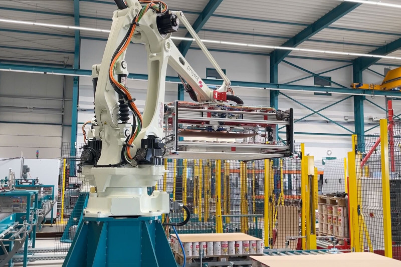 A Kawasaki Robotics CP180L palletizing the Greinwald cans. (Image: Kawasaki Robotics)
