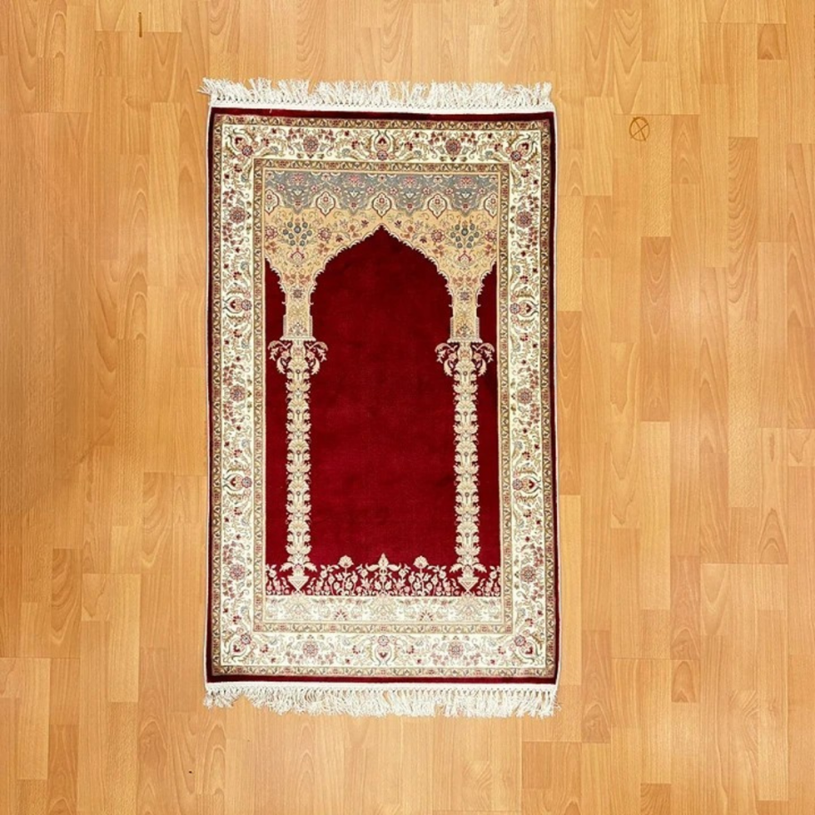 Mihrâb-ı Âlâ Nakışlı Motifli İpek Seccade