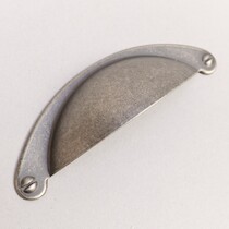 Handtag, Elito, "1400" Nr 100138, C/C 64mm , finish tennoxid, 105 x 35mm, ca 40st på auktion i Skåne hos Sikö Auktioner