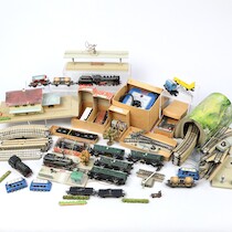 Modelljärnväg MärklinSkala H0 bl.a. Lok, Skenor, Plåtbyggnader mm. Daterad 1947-1957 på auktion i Skåne hos Sikö Auktioner