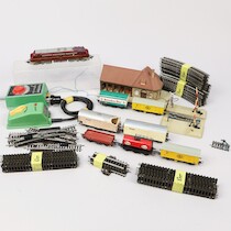 Modelljärnväg Fleischmann Skala H0 bl.a. Nohab MY DSB Lok Version 1385 D-1 (1962-65), Pappskenor, mm på auktion i Skåne hos Sikö Auktioner