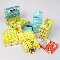 Modelljärnväg Märklin, Skenor (5000 serien), 8st. byggsats vagnar Lampor i originalförpackningar på auktion i Skåne hos Sikö Auktioner