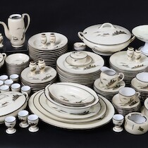 Matservis, 98 delar, Japan, 1900-tal, "Soko China" porslin på auktion i Skåne hos Sikö Auktioner