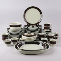 Mat & kaffeservis 12 pers Höganäs. 2 lådor på auktion i Skåne hos Sikö Auktioner