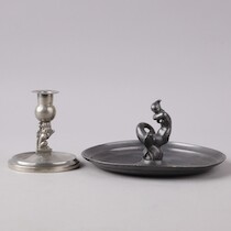 Smyckesfat m. skulptur, Just Danmark + ljusstake, tenn, D = 20 o mindre på auktion i Skåne hos Sikö Auktioner