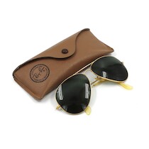 Pilotsolglasögon, Ray-Ban, äldre m. fodral på auktion i Skåne hos Sikö Auktioner