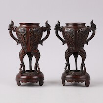 Rökelsekar, ett par, brons Japan, Meiji-period, H = 21 på auktion i Skåne hos Sikö Auktioner
